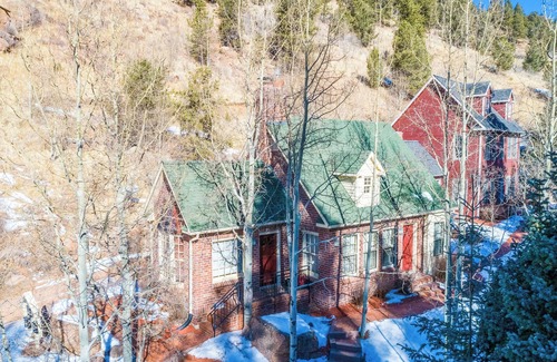 Divide Cottage | The Williamsburg Cottage at Valley Glen...your romantic mountain getaway