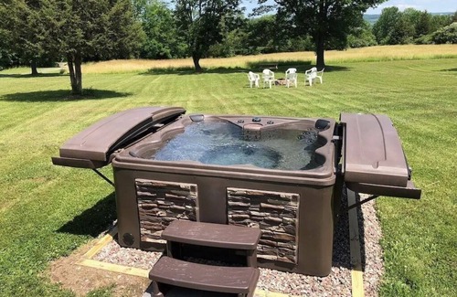 Valois Maison | Lac Seneca / Sentier du cœur du vin / Spa / 6 acres privés et pittoresques / Animaux de compagnie