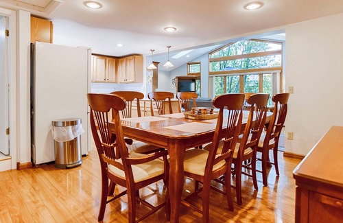 Lamoreaux Landing Cottage | The Willows: "Charmant chalet avec des couchers de soleil paisibles"