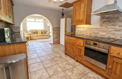 Acrefair Cottage | THE WILLOWS, pet friendly, with hot tub in Llangollen