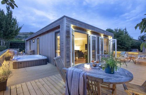 Cheddar Chalet De Ski | The Willows, Strawberryfield Park
