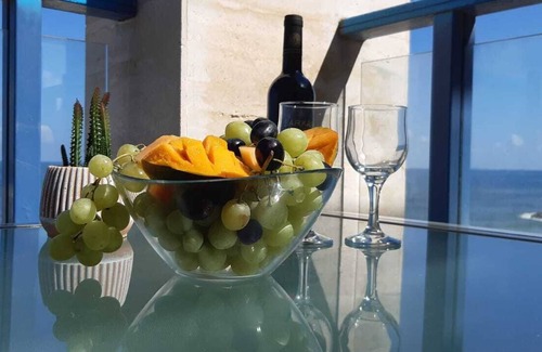 Ashkelon Appartement | “The Wind of the Waves” - a luxury seaside vacation, The building has a year-round indoor pool, gym, sauna and jacuzzi (in winter). The beach is 1 minute walk away, and the marina recreation complex is also next to the apartment.