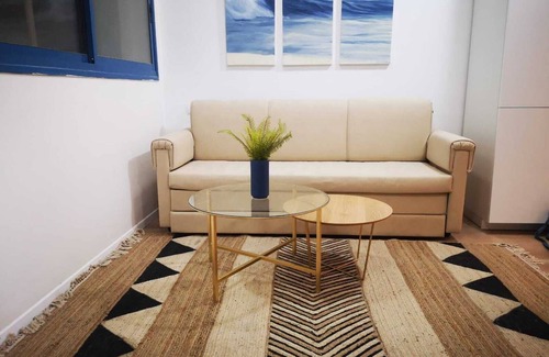 Ashkelon Appartement | “The Wind of the Waves” - a luxury seaside vacation, The building has a year-round indoor pool, gym, sauna and jacuzzi (in winter). The beach is 1 minute walk away, and the marina recreation complex is also next to the apartment.