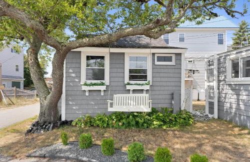 Newbury Maison | The Wishbone Steps to Beach Bunk House