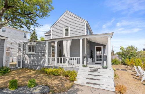 Newbury Maison | The Wishbone Steps to Beach Bunk House