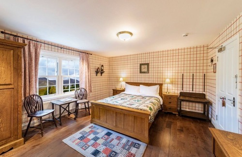 Shiel Bridge Lit Et Petit-Déjeuner | The wooden floors, vintage furniture, and tartan accents create a comfy room