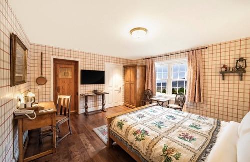 Shiel Bridge Lit Et Petit-Déjeuner | The wooden floors, vintage furniture, and tartan accents create a comfy room
