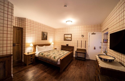 Shiel Bridge Lit Et Petit-Déjeuner | The wooden floors, vintage furniture, and tartan accents create a comfy room