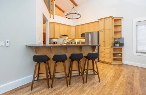 East Kootenay Maison | Mountain Chic w/Hot Tub @ The Woods on Stemwinder by Simply Kimberley
