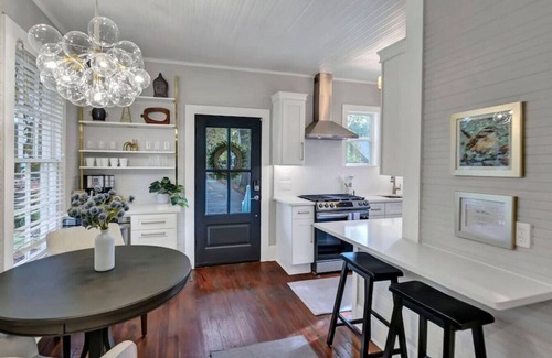 Earlewood Maison | The Wren's Nest | 1BR 2BA Guesthouse