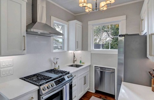 Earlewood Maison | The Wren's Nest | 1BR 2BA Guesthouse