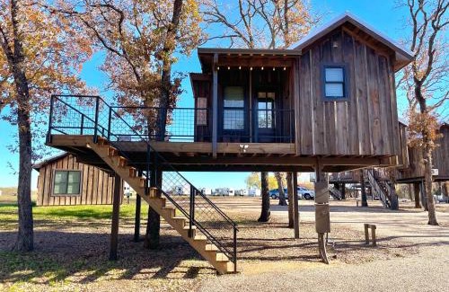 Elm Mott Autre | The Wren Treehouse 15 MIN to Magnolia Baylor