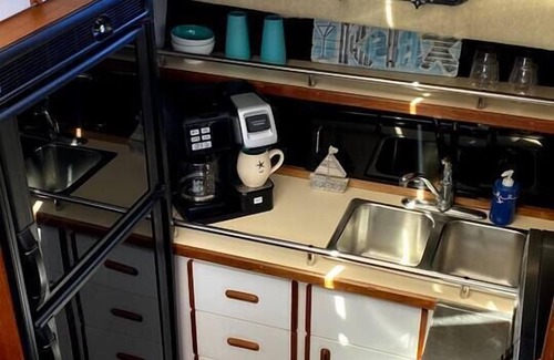 Antioch Location De Bateaux | The Yacht @ The Cottages on Petite Lake