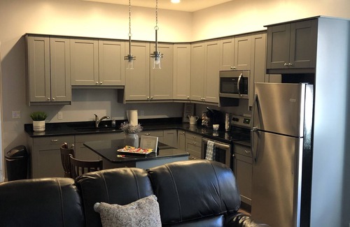 Iola Appartement | The Zahn suite is on the historic square in Iola, Kansas