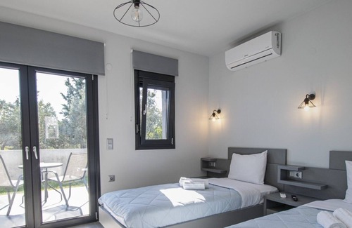 Nea Iraklia Villa | TheaSea Villa with cooling and heated floor