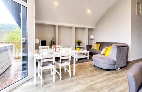 Troon Cabine | TheLodge - sleeps 4 guests in 2 bedrooms