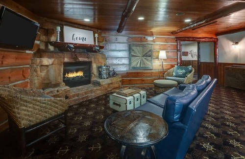 Peoria Hôtel | Theme Suite with Fireplace & Dry Bar! Stoney Creek Peoria, Pool