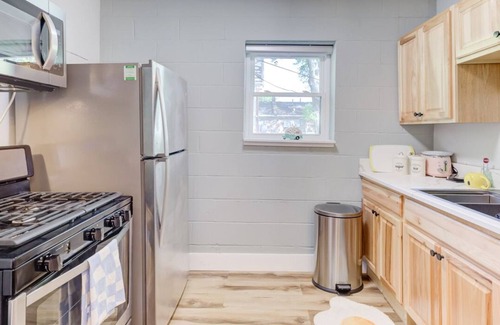 Medical District Appartement | Themed Lux Loft with King Bed, Free Parking & Wi-Fi