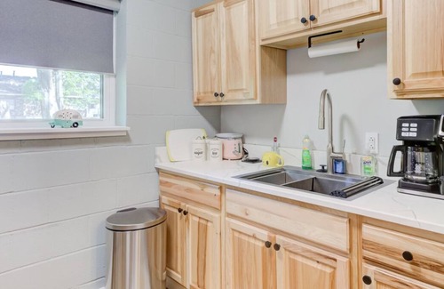 Medical District Appartement | Themed Lux Loft with King Bed, Free Parking & Wi-Fi
