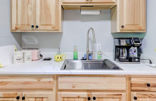 Medical District Appartement | Themed Lux Loft with King Bed, Free Parking & Wi-Fi
