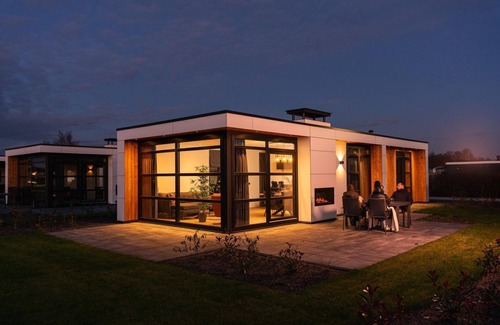 Loosdrecht Maison | These luxurious, nice, and detached vacation villas for 6 people have a unique view of the water. The luxurious villas offer a lot of privacy, a high standard of comfort, and have a spacious, hardwood outdoor deck. All ingredients to enjoy an amazing