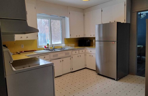 Saskatoon Downtown Maison | TheSunshine: Bright & Peaceful 2 Bedrm Main Floor Charcter Home