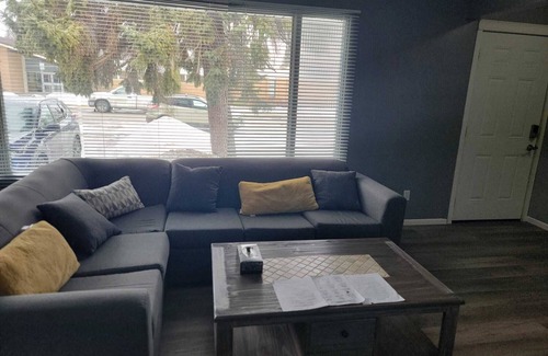 Saskatoon Downtown Maison | TheSunshine: Bright & Peaceful 2 Bedrm Main Floor Charcter Home