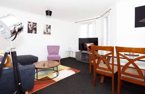 Old Monkland Appartement | This apartment is a 2 bedroom(s), 2 bathrooms, located in North Lanarkshire, Scotland.