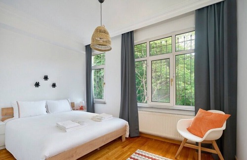 Etiler Appartement | This apartment is a 3 bedroom(s), 2 bathrooms, located in Beşiktaş, İstanbul.