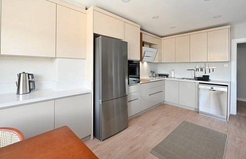 Sariyer Appartement | This apartment is a 4 bedroom(s), 2 bathrooms, located in Sarıyer, İstanbul.