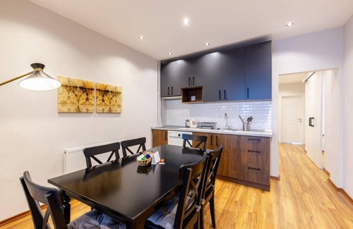 Sisli Appartement | This apartment is a 4 bedroom(s), 2 bathrooms, located in Şişli, İstanbul.