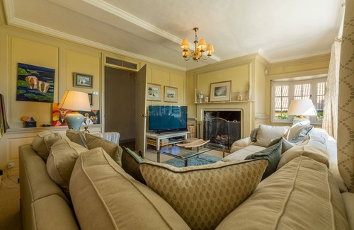 Stowmarket Maison | Cette belle salle offre tout ce que vous pourriez souhaiter pour un séjour en famille merveilleux.