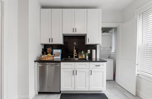 Tower Grove East Appartement | This beautifully designed apartment offers the perfect blend of modern comfort