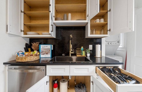Tower Grove East Appartement | This beautifully designed apartment offers the perfect blend of modern comfort