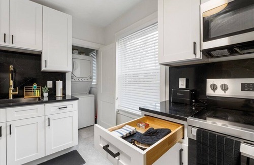 Tower Grove East Appartement | This beautifully designed apartment offers the perfect blend of modern comfort