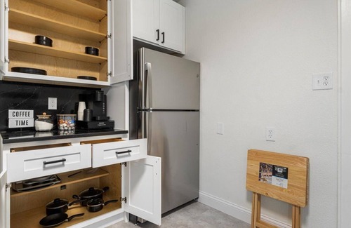 Tower Grove East Appartement | This beautifully designed apartment offers the perfect blend of modern comfort