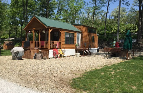 Logansport Cabine | Cabine peut accueillir 4 idéal pour la pêche en famille! A également des vélos et des bateaux.