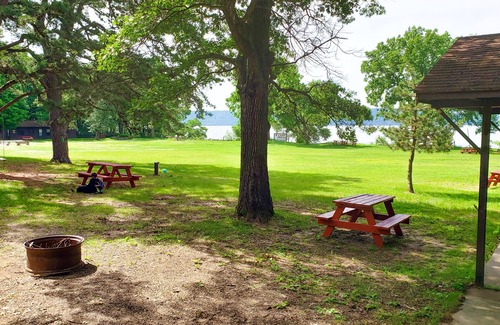 Pepin Cabine | This camper cabin with attached bathroom makes the perfect summer camp retreat!