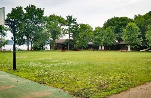 Pepin Cabine | This camper cabin with attached bathroom makes the perfect summer camp retreat!