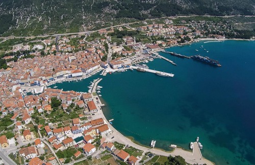 Martinscica Appartement | This compact holiday apartment is just a few metres from the pebble beach.