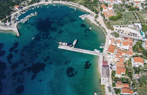 Martinscica Appartement | This compact holiday apartment is just a few metres from the pebble beach.