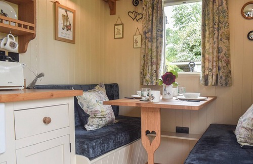 Dursley Cottage | This cosy and quiet Shepherd’s Hut is a great way to unwind.