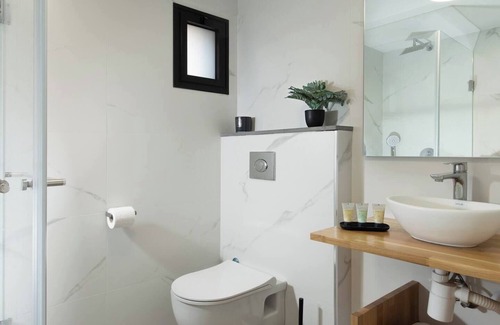Tiberias Appartement | This cozy apartment offers ample space, featuring a comfortable living room perfect for relaxation