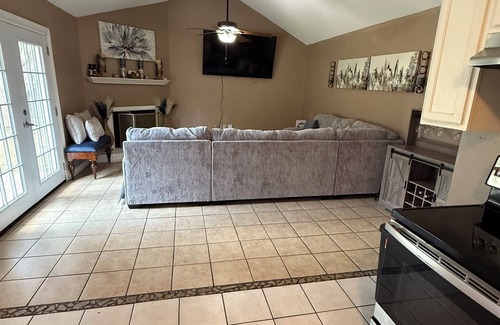 South Baton Rouge Maison | This cozy home is a beautiful 3 bedroom, 2 full bathroom as with a 2-car garage