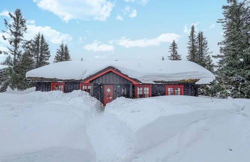yer Maison | This cozy vacation home offers you plenty of relaxation and activity options.