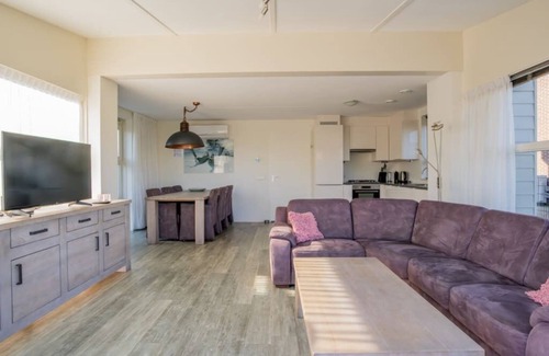 Oude-Tonge Maison | Cette maison d'île individuelle a son propre charme moderne. Le salon est situé au rez-de-chaussée.