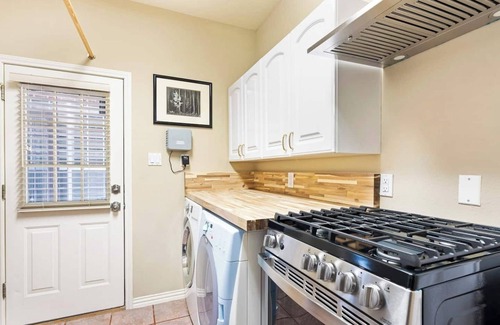 Circle C Ranch Maison | This guest house is a 2 bedroom(s), 1.5 bathrooms, located in Austin, TX.