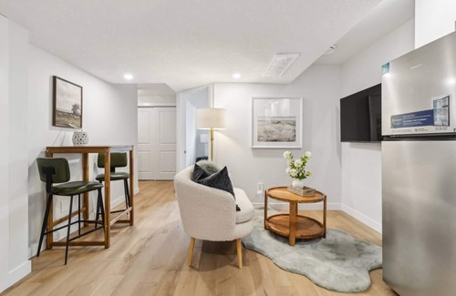Southwest Edmonton Appartement | This guest suite is a 1 bedroom(s), 1 bathrooms, located in Edmonton, AB.