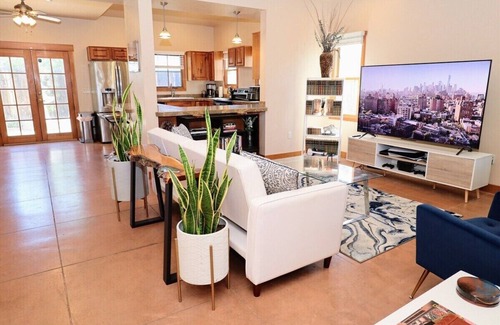 West University Maison | This house is a 2 bedroom(s), 3 bathrooms, located in Tucson, AZ.