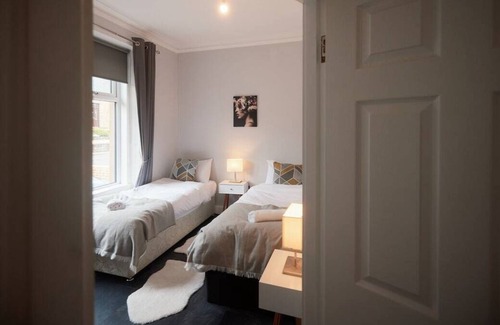 Larkhall Maison | This house is a 3 bedroom(s), 2 bathrooms, located in Stonehouse, Scotland.